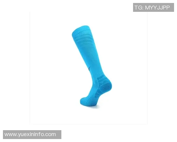 足球场上的必备装备 足球袜背后的科技与品牌选择揭秘 足球场上的必备装备 足球袜背后的科技与品牌选择揭秘