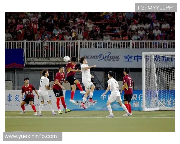 足球巨星走进街头与球迷互动 热血场景点燃城市激情